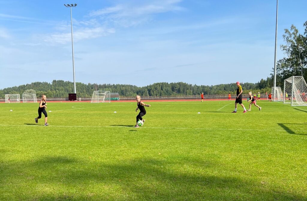 VK Piruett mängimas jalgpalli Valeri käe all